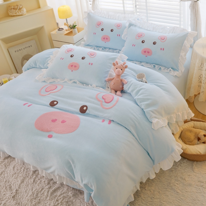 91家纺网 家纺一手货源 找家纺 泉欣家纺 2024新品高克重牛奶绒卡通毛巾绣粉猪猪四件套 可爱猪 浅蓝