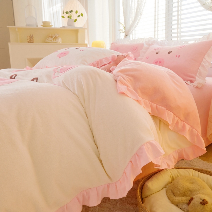 91家纺网 家纺一手货源 找家纺 泉欣家纺 2024新款高克重牛奶绒卡通毛巾绣粉猪猪四件套 可爱猪 白玉