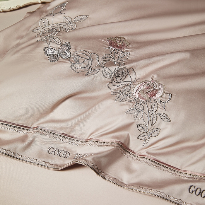 91家纺网 家纺一手货源 找家纺 爱情故事 2025新款100支新疆长绒棉刺绣四件套 蝶恋花（粉玉）