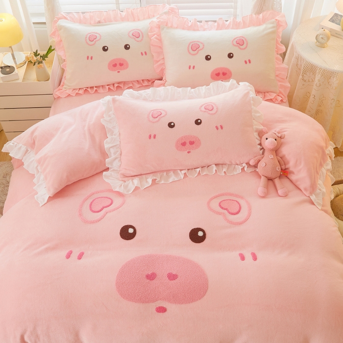 91家纺网 家纺一手货源 找家纺 泉欣家纺 2024新品高克重牛奶绒卡通毛巾绣粉猪猪四件套 可爱猪 粉玉