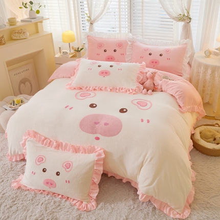 91家纺网 家纺一手货源 找家纺 （总）泉欣家纺2024网红牛奶绒卡通毛巾绣粉猪猪系列四件套（专版花型）