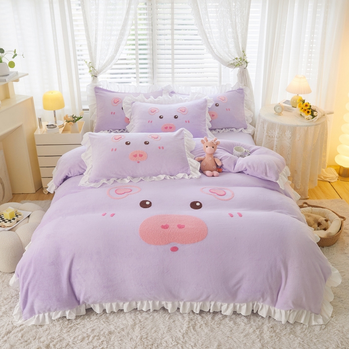 91家纺网 家纺一手货源 找家纺 泉欣家纺2024新品高克重牛奶绒卡通毛巾绣粉猪猪四件套 可爱猪 香芋紫