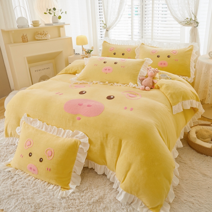 91家纺网 家纺一手货源 找家纺 泉欣家纺 2024新品高克重牛奶绒卡通毛巾绣粉猪猪四件套 可爱猪 暖黄