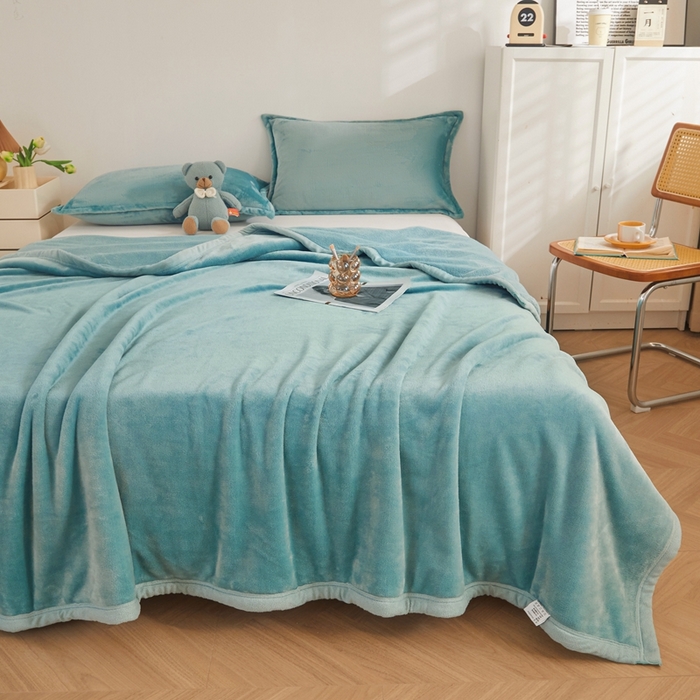 91家纺网 家纺一手货源 找家纺 雅萱家纺 2023新款加厚牛奶绒多功能纯色毛毯 百合绿