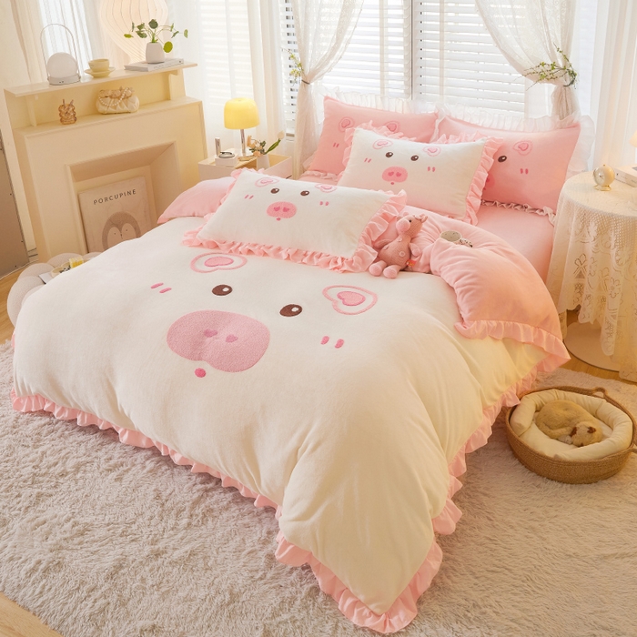 91家纺网 家纺一手货源 找家纺 泉欣家纺 2024新款高克重牛奶绒卡通毛巾绣粉猪猪四件套 可爱猪 白玉