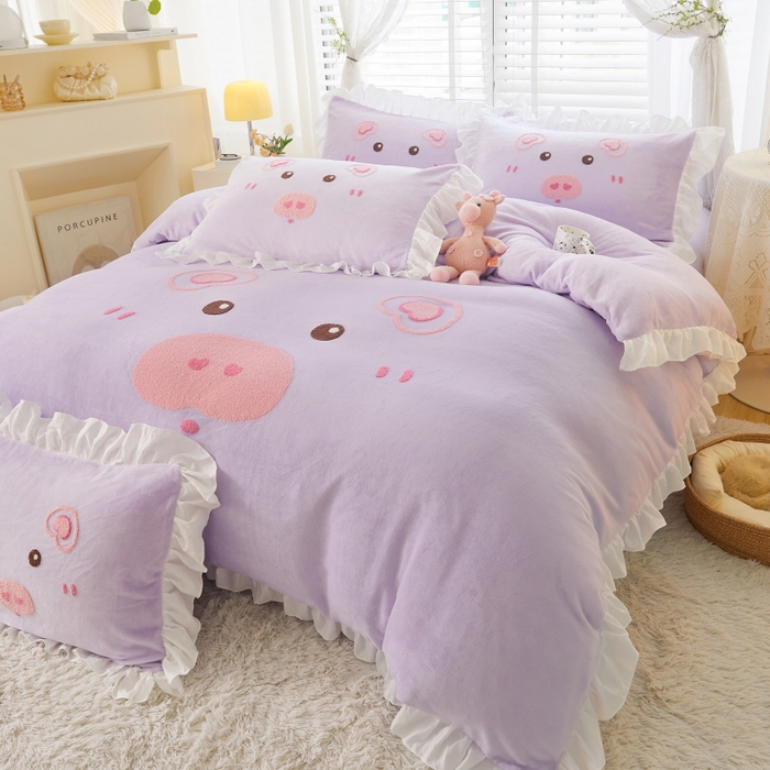 91家纺网 家纺一手货源 找家纺 泉欣家纺2024新品高克重牛奶绒卡通毛巾绣粉猪猪四件套 可爱猪 香芋紫