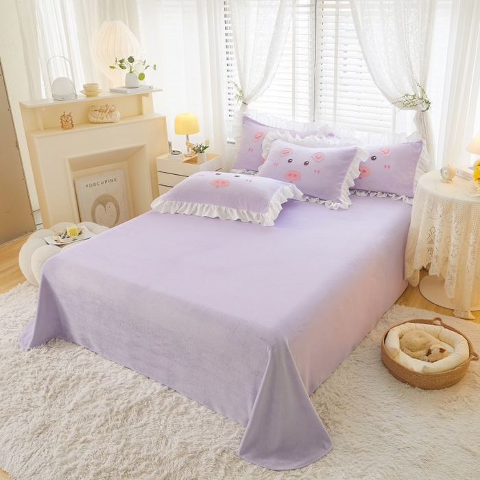 91家纺网 家纺一手货源 找家纺 泉欣家纺2024新品高克重牛奶绒卡通毛巾绣粉猪猪四件套 可爱猪 香芋紫