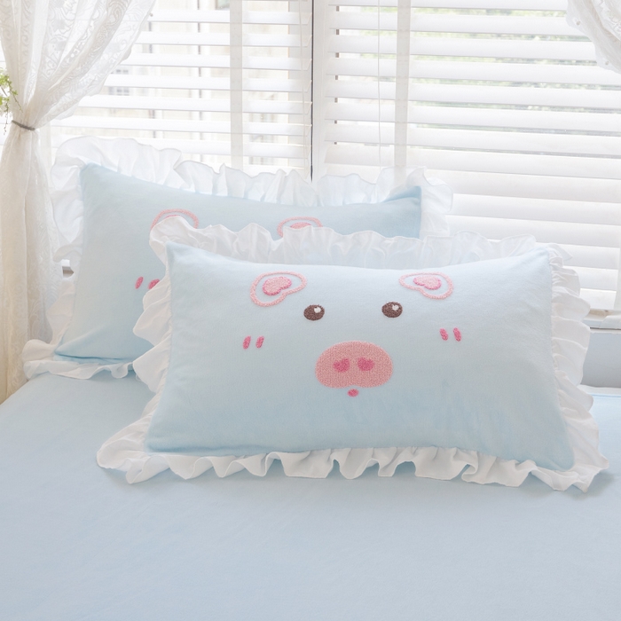 91家纺网 家纺一手货源 找家纺 泉欣家纺 2024新品高克重牛奶绒卡通毛巾绣粉猪猪四件套 可爱猪 浅蓝