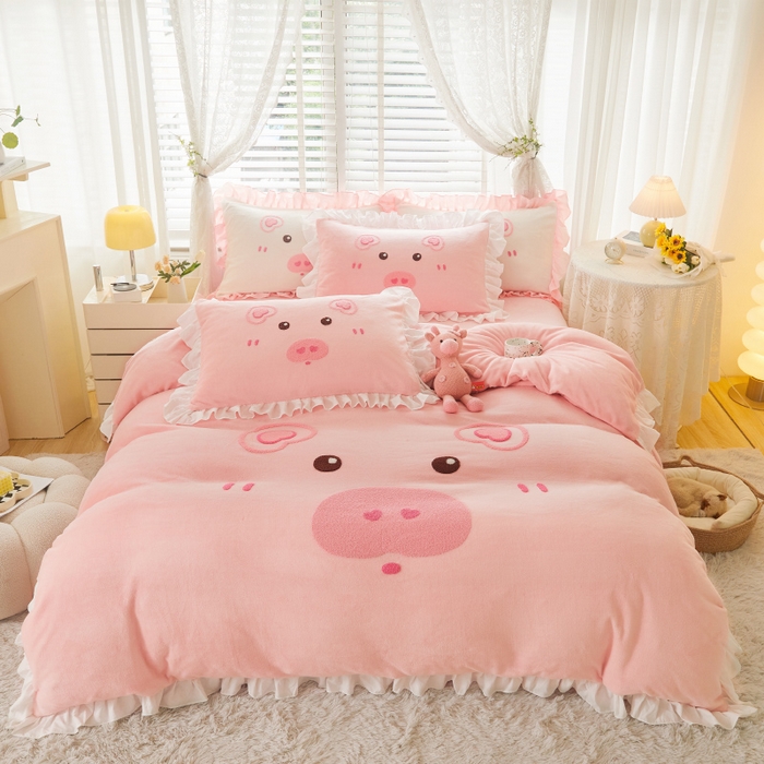 91家纺网 家纺一手货源 找家纺 泉欣家纺 2024新品高克重牛奶绒卡通毛巾绣粉猪猪四件套 可爱猪 粉玉