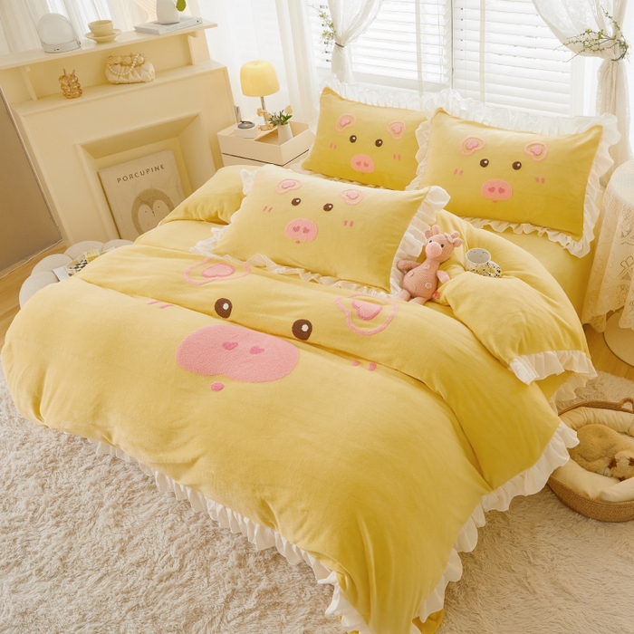 91家纺网 家纺一手货源 找家纺 泉欣家纺 2024新品高克重牛奶绒卡通毛巾绣粉猪猪四件套 可爱猪 暖黄