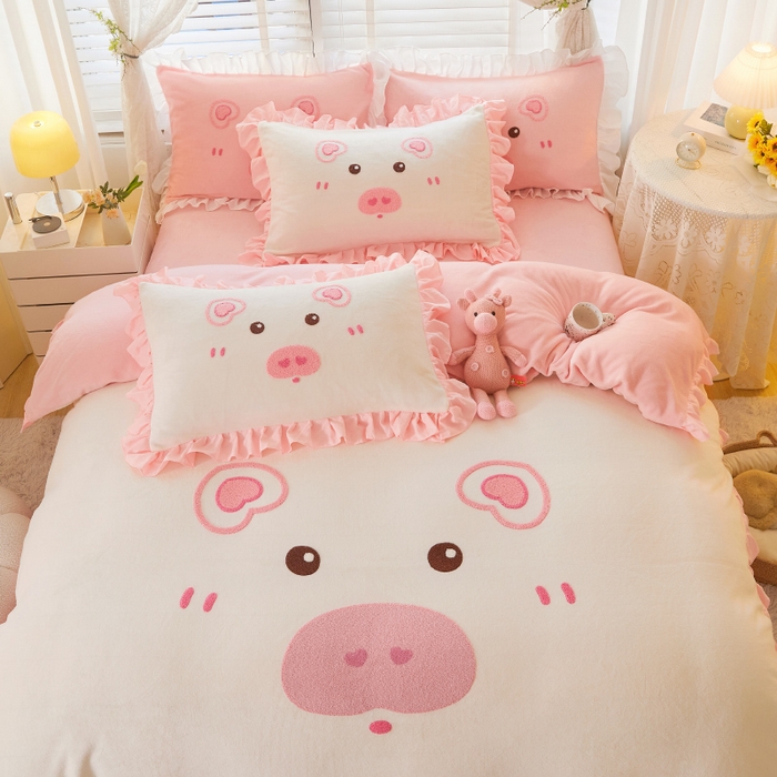 91家纺网 家纺一手货源 找家纺 泉欣家纺 2024新款高克重牛奶绒卡通毛巾绣粉猪猪四件套 可爱猪 白玉