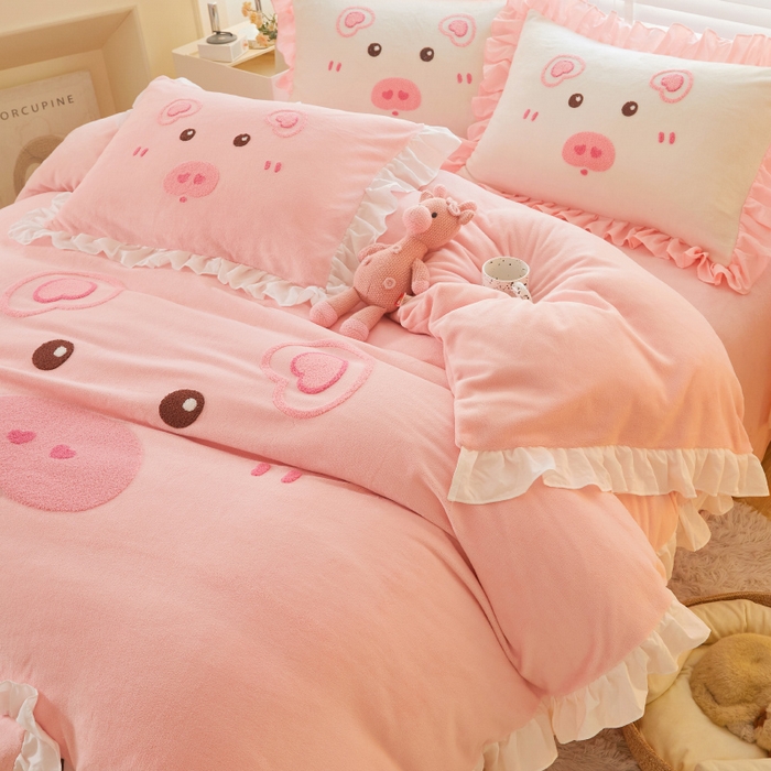 91家纺网 家纺一手货源 找家纺 泉欣家纺 2024新品高克重牛奶绒卡通毛巾绣粉猪猪四件套 可爱猪 粉玉