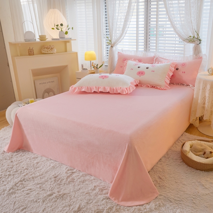 91家纺网 家纺一手货源 找家纺 泉欣家纺 2024新款高克重牛奶绒卡通毛巾绣粉猪猪四件套 可爱猪 白玉