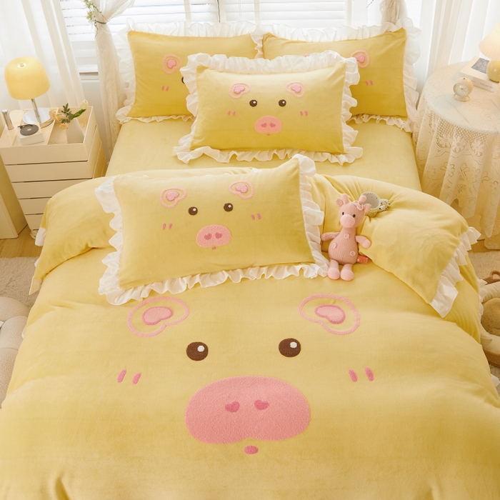 91家纺网 家纺一手货源 找家纺 泉欣家纺 2024新品高克重牛奶绒卡通毛巾绣粉猪猪四件套 可爱猪 暖黄
