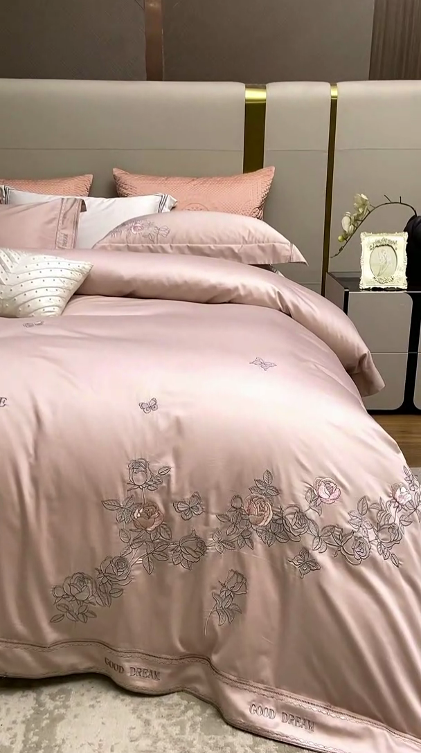 91家纺网 家纺一手货源 找家纺 爱情故事 2025新款100支新疆长绒棉刺绣四件套 蝶恋花（粉玉）