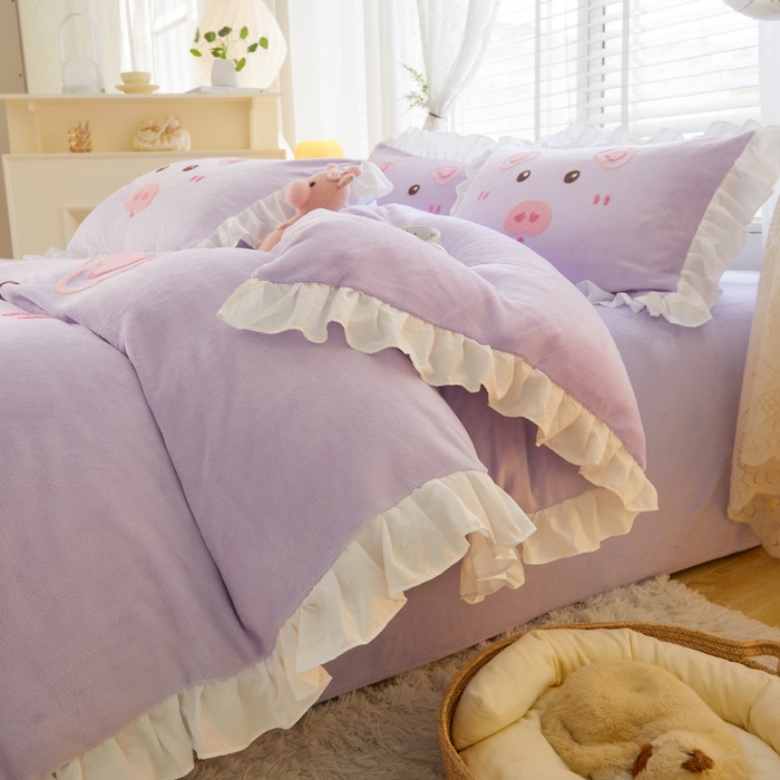 91家纺网 家纺一手货源 找家纺 泉欣家纺2024新品高克重牛奶绒卡通毛巾绣粉猪猪四件套 可爱猪 香芋紫