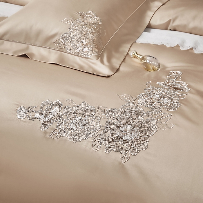 91家纺网 家纺一手货源 找家纺 爱情故事 2025新款100支新疆长绒棉刺绣四件套 花魅-香槟