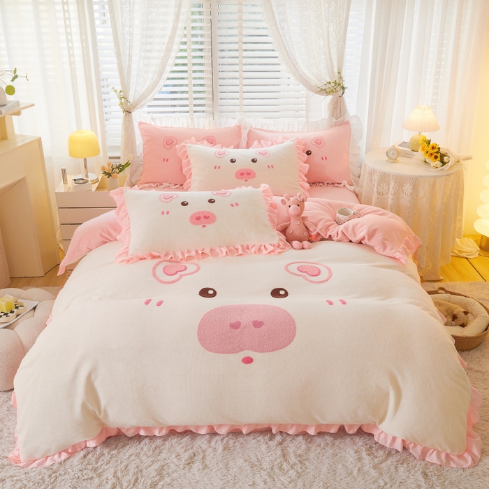 91家纺网 家纺一手货源 找家纺 泉欣家纺 2024新款高克重牛奶绒卡通毛巾绣粉猪猪四件套 可爱猪 白玉