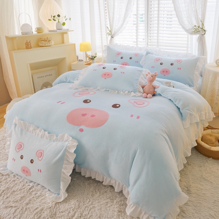 91家纺网 家纺一手货源 找家纺 泉欣家纺 2024新品高克重牛奶绒卡通毛巾绣粉猪猪四件套 可爱猪 浅蓝