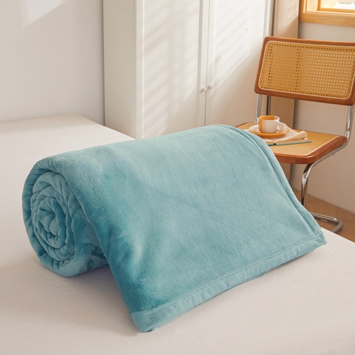 91家纺网 家纺一手货源 找家纺 雅萱家纺 2023新款加厚牛奶绒多功能纯色毛毯 百合绿