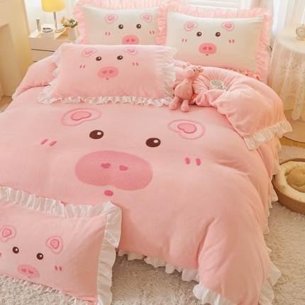 91家纺网 家纺一手货源 找家纺 泉欣家纺 2024新品高克重牛奶绒卡通毛巾绣粉猪猪四件套 可爱猪 粉玉