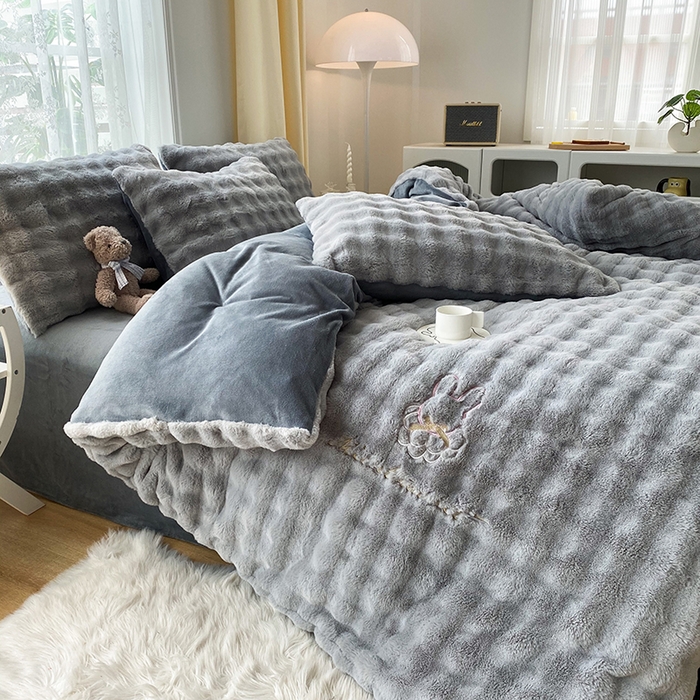 91家纺网 家纺一手货源 找家纺 2025新款小米兔泡泡兔绒保暖四件套 米兔灰