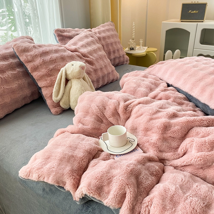 91家纺网 家纺一手货源 找家纺 2025新款小米兔泡泡兔绒保暖四件套 米兔豆沙