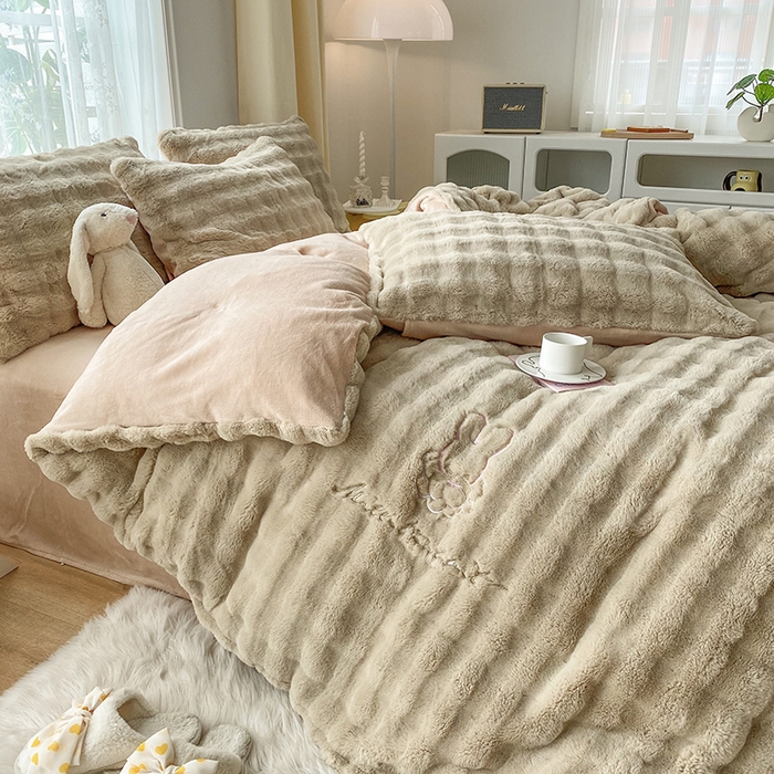 91家纺网 家纺一手货源 找家纺 2025新款小米兔泡泡兔绒保暖四件套 米兔卡其