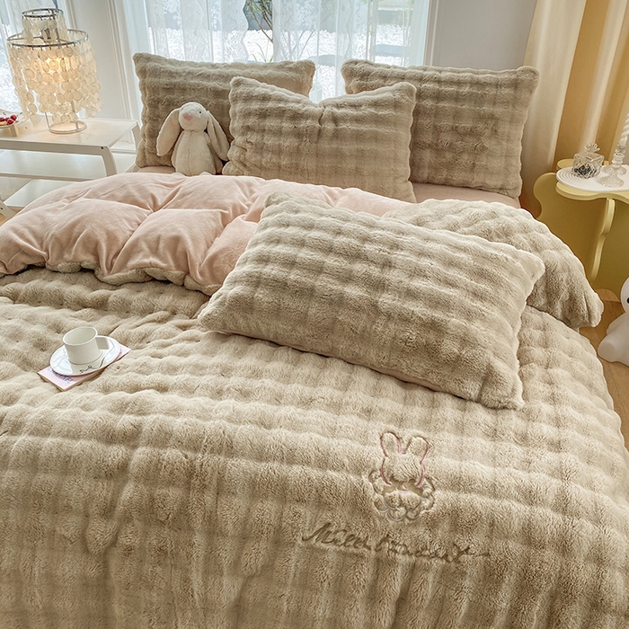 91家纺网 家纺一手货源 找家纺 2025新款小米兔泡泡兔绒保暖四件套 米兔卡其