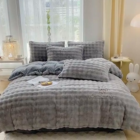 91家纺网 家纺一手货源 找家纺 2025新款小米兔泡泡兔绒保暖四件套 米兔灰