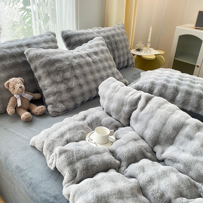 91家纺网 家纺一手货源 找家纺 2025新款小米兔泡泡兔绒保暖四件套 米兔灰