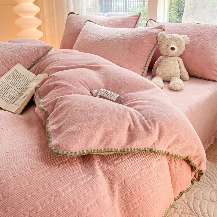 91家纺网 家纺一手货源 找家纺 金爱家 2023新款半消光牛奶绒立体雕花牛奶绒四件套 迷你兔-少女粉