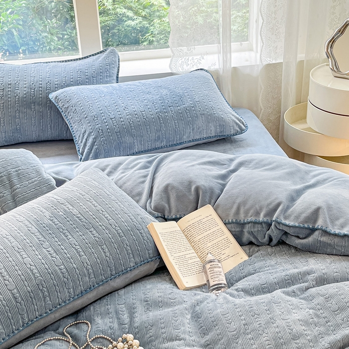 91家纺网 家纺一手货源 找家纺 金爱家 2023新款半消光牛奶绒立体雕花牛奶绒四件套 迷你兔-玛丽蓝