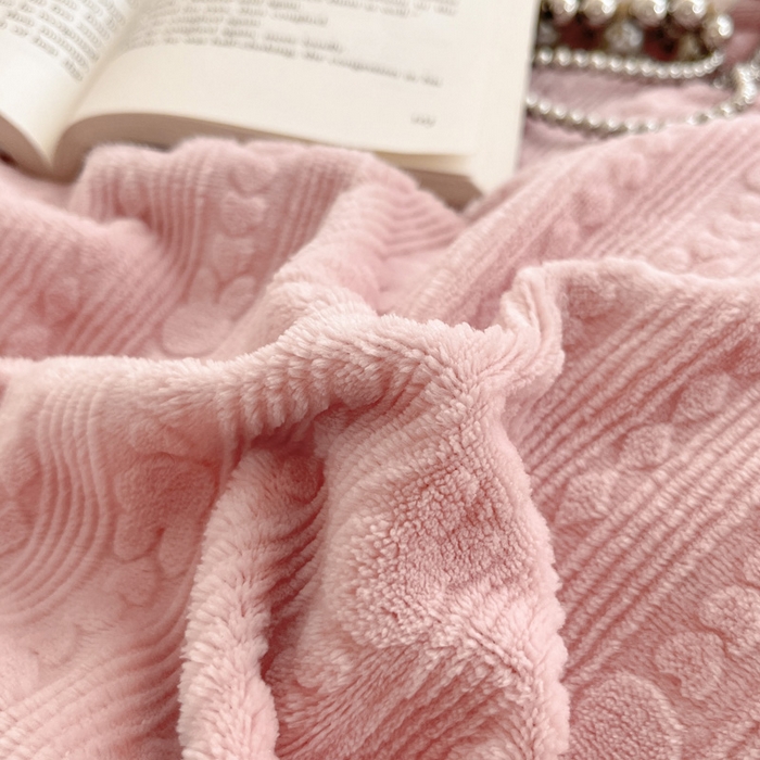 91家纺网 家纺一手货源 找家纺 金爱家 2023新款半消光牛奶绒立体雕花牛奶绒四件套 迷你兔-少女粉