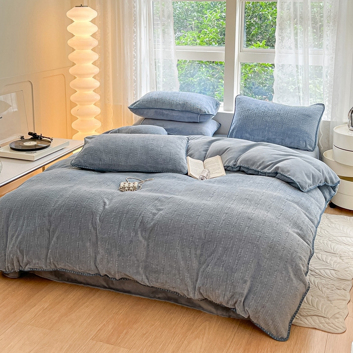 91家纺网 家纺一手货源 找家纺 金爱家 2023新款半消光牛奶绒立体雕花牛奶绒四件套 迷你兔-玛丽蓝