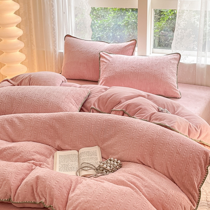 91家纺网 家纺一手货源 找家纺 金爱家 2023新款半消光牛奶绒立体雕花牛奶绒四件套 迷你兔-少女粉