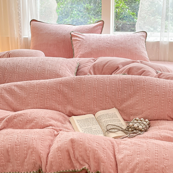 91家纺网 家纺一手货源 找家纺 金爱家 2023新款半消光牛奶绒立体雕花牛奶绒四件套 迷你兔-少女粉