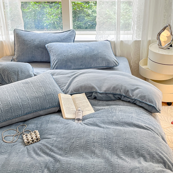 91家纺网 家纺一手货源 找家纺 金爱家 2023新款半消光牛奶绒立体雕花牛奶绒四件套 迷你兔-玛丽蓝