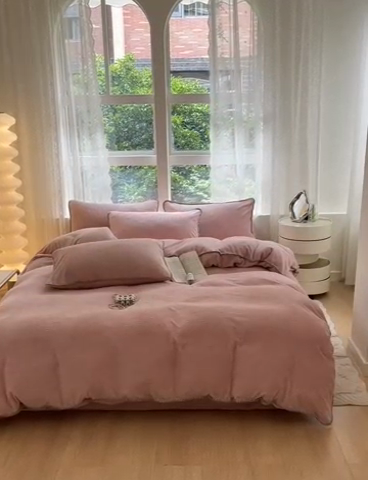 91家纺网 家纺一手货源 找家纺 金爱家 2023新款半消光牛奶绒立体雕花牛奶绒四件套 迷你兔-少女粉