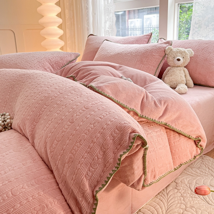 91家纺网 家纺一手货源 找家纺 金爱家 2023新款半消光牛奶绒立体雕花牛奶绒四件套 迷你兔-少女粉