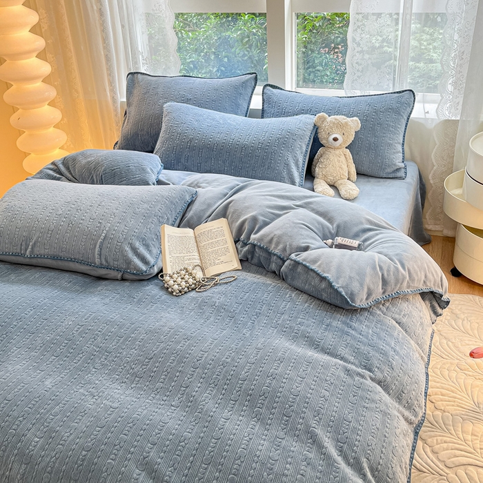 91家纺网 家纺一手货源 找家纺 金爱家 2023新款半消光牛奶绒立体雕花牛奶绒四件套 迷你兔-玛丽蓝