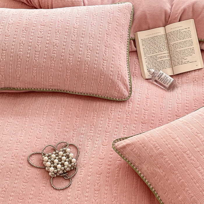 91家纺网 家纺一手货源 找家纺 金爱家 2023新款半消光牛奶绒立体雕花牛奶绒四件套 迷你兔-少女粉