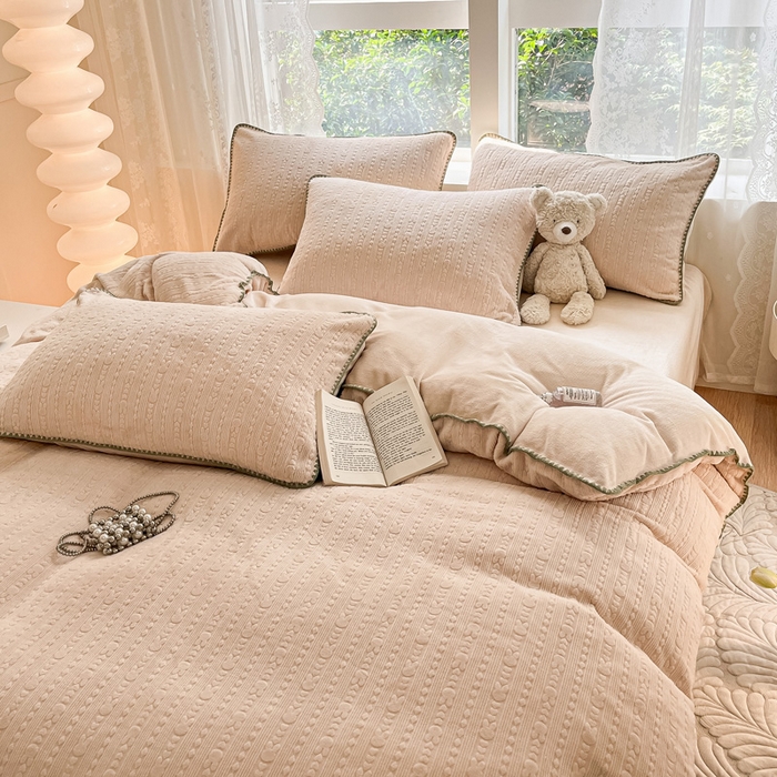 91家纺网 家纺一手货源 找家纺 金爱家 2023新款半消光牛奶绒立体雕花牛奶绒四件套 迷你兔-奶茶粉