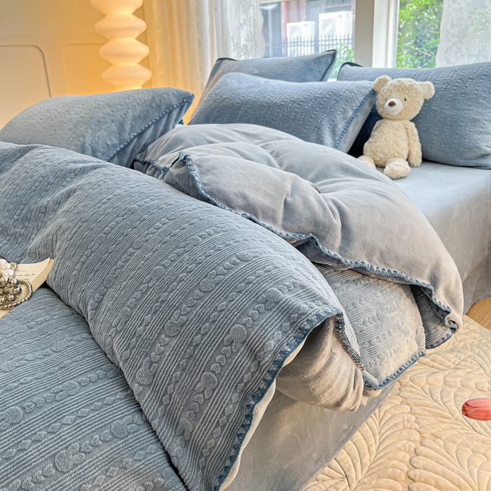 91家纺网 家纺一手货源 找家纺 金爱家 2023新款半消光牛奶绒立体雕花牛奶绒四件套 迷你兔-玛丽蓝