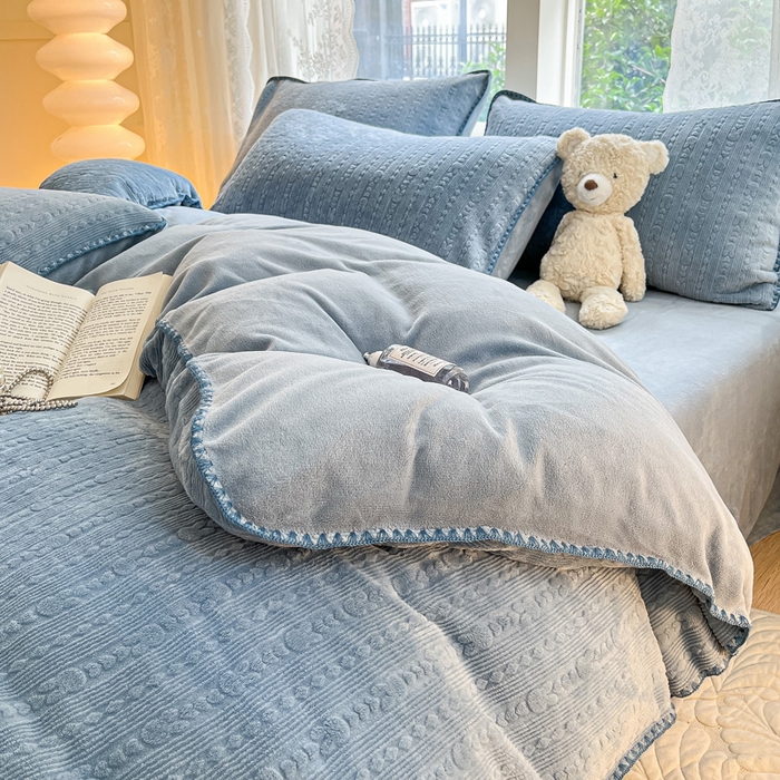 91家纺网 家纺一手货源 找家纺 金爱家 2023新款半消光牛奶绒立体雕花牛奶绒四件套 迷你兔-玛丽蓝