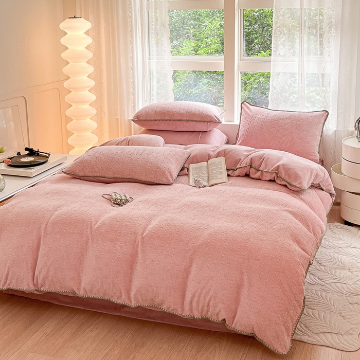 91家纺网 家纺一手货源 找家纺 金爱家 2023新款半消光牛奶绒立体雕花牛奶绒四件套 迷你兔-少女粉