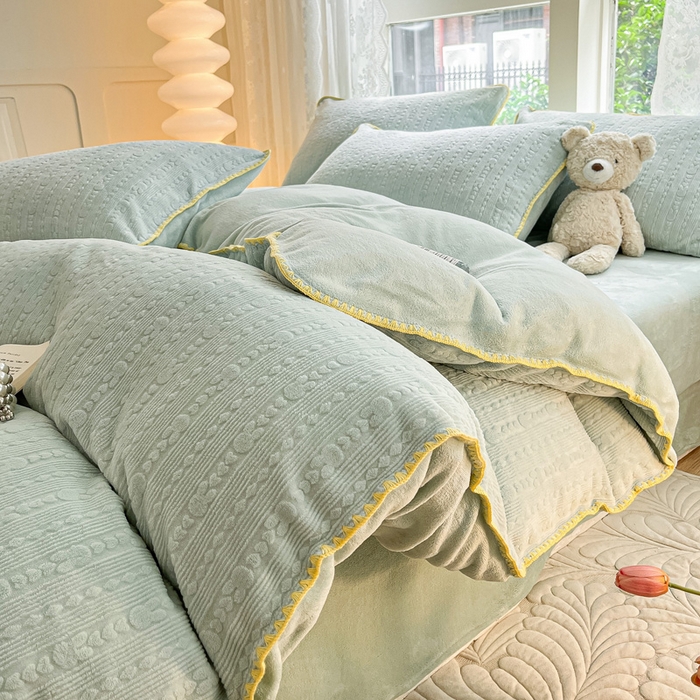 91家纺网 家纺一手货源 找家纺 金爱家 2023新款半消光牛奶绒立体雕花牛奶绒四件套 迷你兔-晴空兰