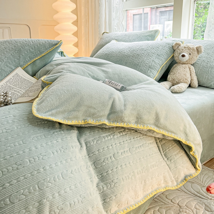 91家纺网 家纺一手货源 找家纺 金爱家 2023新款半消光牛奶绒立体雕花牛奶绒四件套 迷你兔-晴空兰