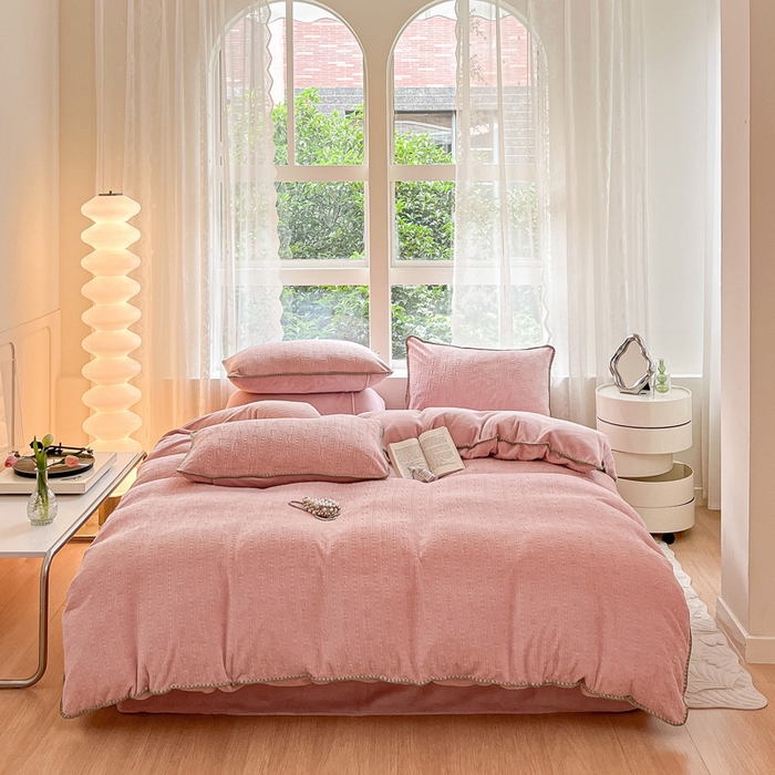 91家纺网 家纺一手货源 找家纺 金爱家 2023新款半消光牛奶绒立体雕花牛奶绒四件套 迷你兔-少女粉