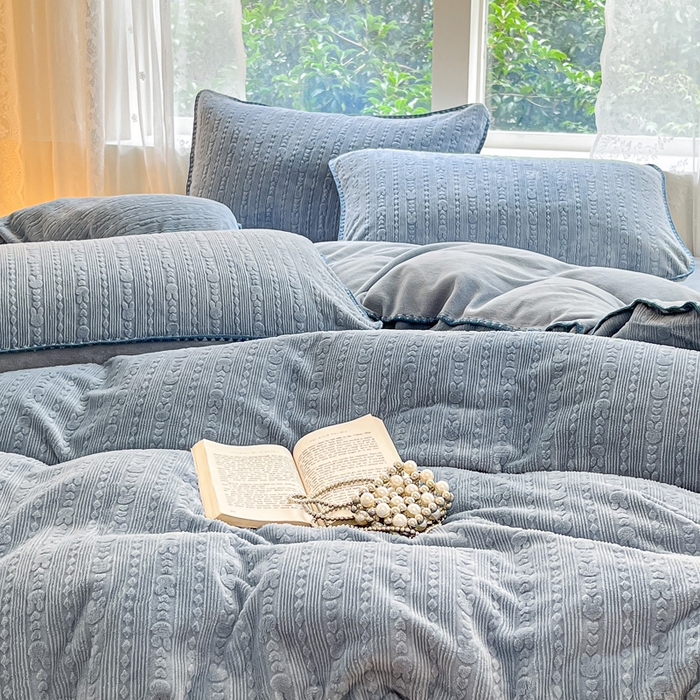 91家纺网 家纺一手货源 找家纺 金爱家 2023新款半消光牛奶绒立体雕花牛奶绒四件套 迷你兔-玛丽蓝